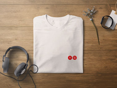 ヘッドフォンとTシャツ、高角度面図