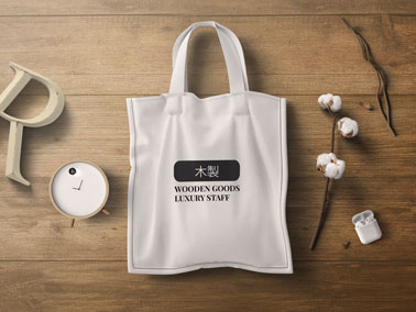木の枝と買い物袋