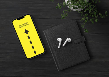iPhone com AirPods e uma Carteira