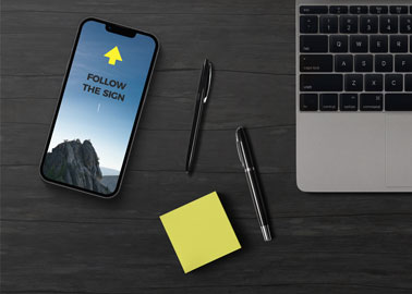 iPhone com Canetas e Notas Autoadesivas