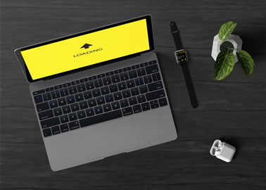 MacBook com AirPods e um iWatch