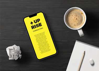iPhone com Café e Papel Amassado