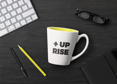 Caneca de Café com Materiais de Escritório e Copos