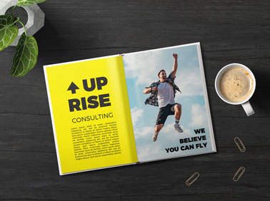 Revista Aberta com uma Caneca de Café e Alfinetes