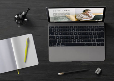 MacBook com um Notebook e Canetas