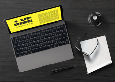 MacBook com Óculos, Papel e Caneta