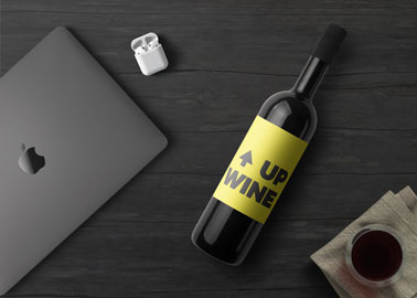 Garrafa de Vinho com AirPods e um iMac