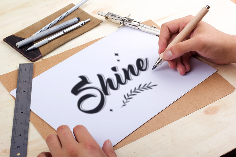 كراسة رسم ورقية على مكتب خشبي