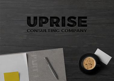 Suporte de Logo da Empresa Esculpido em uma Mesa Preta