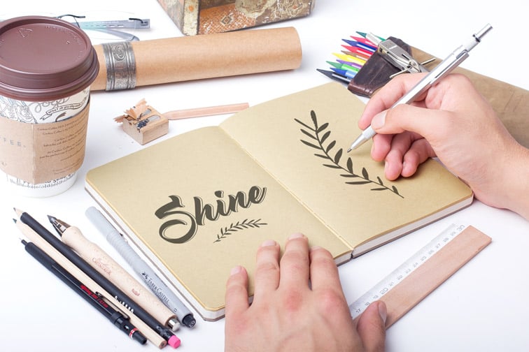 فنان مبدع يرسم في كراسة رسم