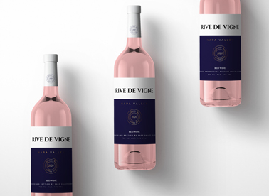 Trois bouteilles de rosé isométriques 