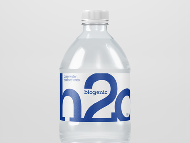 Bouteille en plastique en gros plan, vue de face