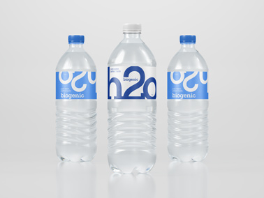 Trois bouteilles en plastique, vue de face