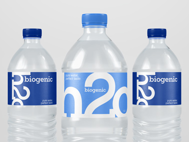 Trois bouteilles en plastique, vue de face, en gros plan