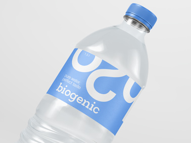 Bouteille en plastique inclinée, vue de près