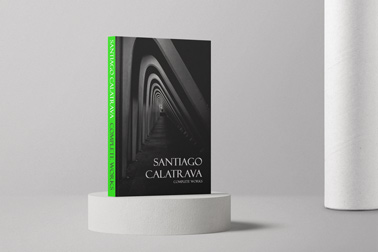 Книга с ярким корешком на подиуме