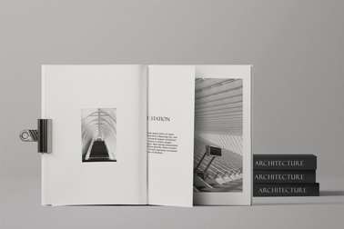 Открытая книга на стопке закрытых книг