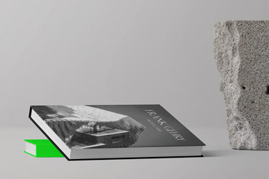 Две книги на поверхности, одна наклонена