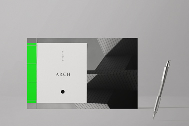 Флаер и карандаш на нейтральном фоне