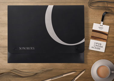 Geschlossene Mappe auf einem Holztisch