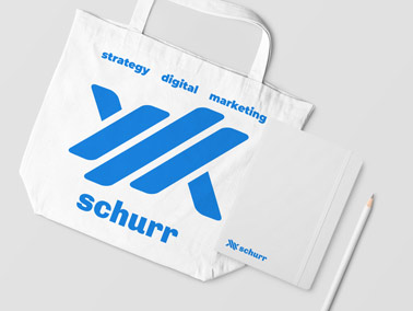 Tragetasche mit Büromaterial