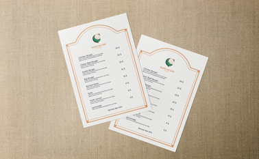 İki Restoran Menüsünün Yüksek Açıdan Görünüşü