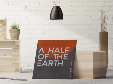 Pôster Encostado em Objeto de Madeira