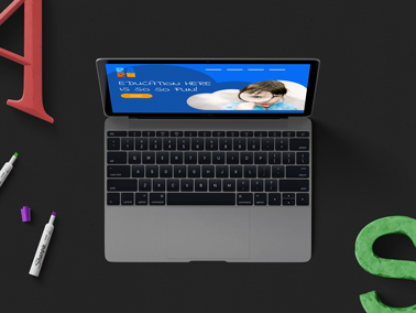 MacBook на столе, высокий ракурс