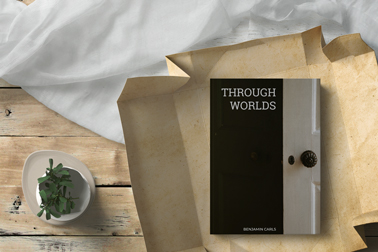 Livre dans un emballage en papier sur une table