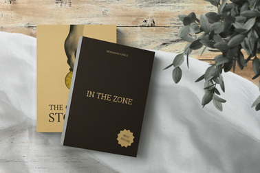 Deux livres sur une table en bois