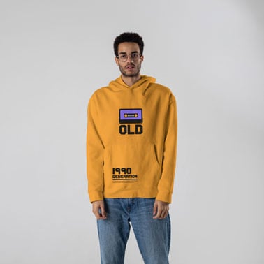 Hombre vistiendo una sudadera con capucha