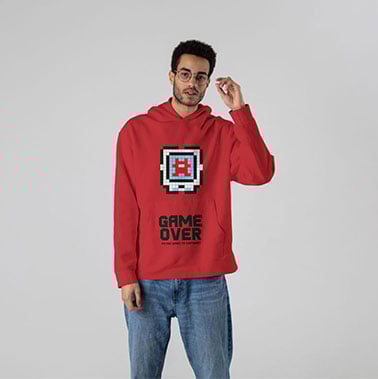 Hombre en una sudadera con capucha sobre fondo blanco.