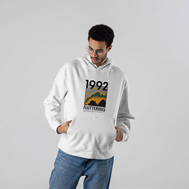 Vista de ángulo bajo de un Hombre con capucha