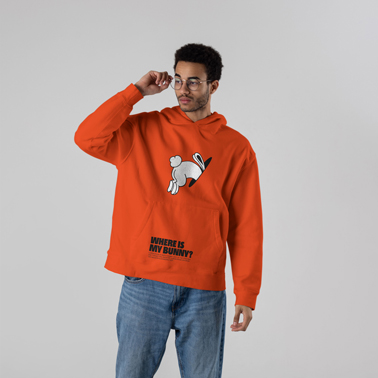 Hombre en una sudadera con capucha con gafas