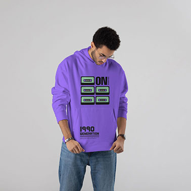 Hombre mirando su sudadera con capucha