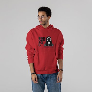 Hombre vistiendo una sudadera con capucha blanca