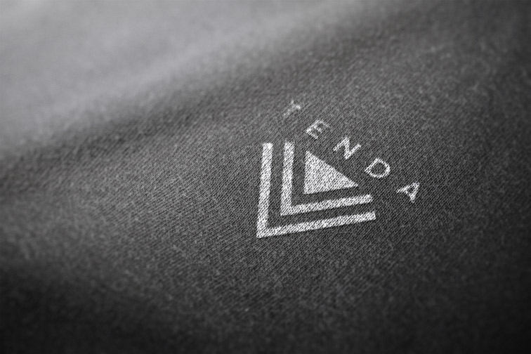 Logo sobre tela negra