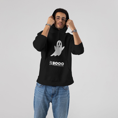 Hombre colocándose la capucha sobre su cabeza