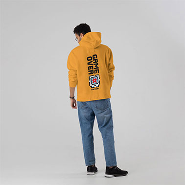 Vista posterior de un hombre mirando hacia abajo