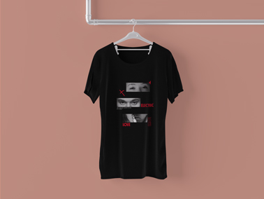 Camiseta Pendurada em um Estúdio