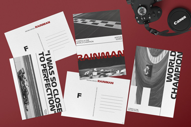 Colección de postales sobre una mesa