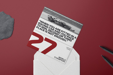 Vista superior de una postal y un sobre