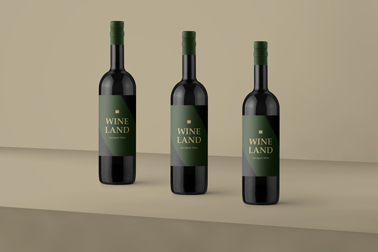 Trois bouteilles de vin rouge, vue de l'angle droit