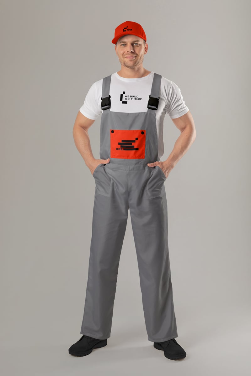 Elleri Cebinde İnşaat İşçisi