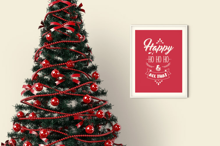 Arbre de Noël à côté d'un cadre de vœux