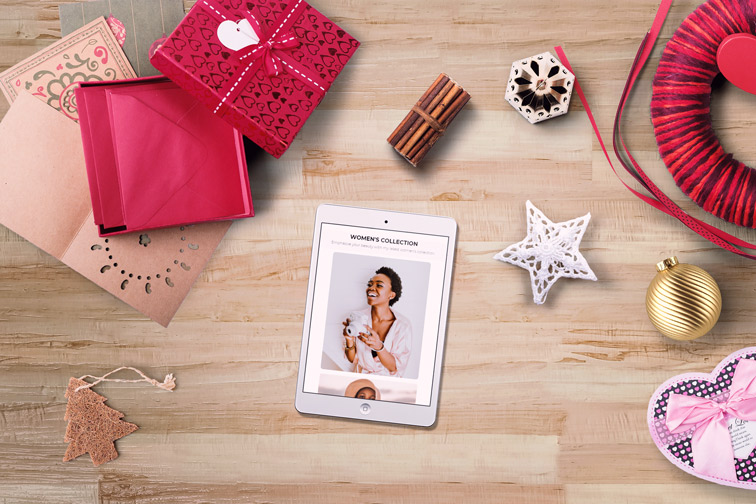 iPad à côté des décorations de Noël