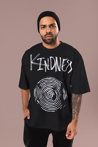 Mann mit T-Shirt Halbansicht