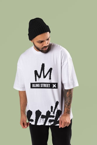 Mann trägt ein übergroßes T-Shirt