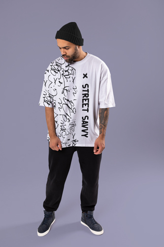 Mann im übergroßen T-Shirt Vollansicht