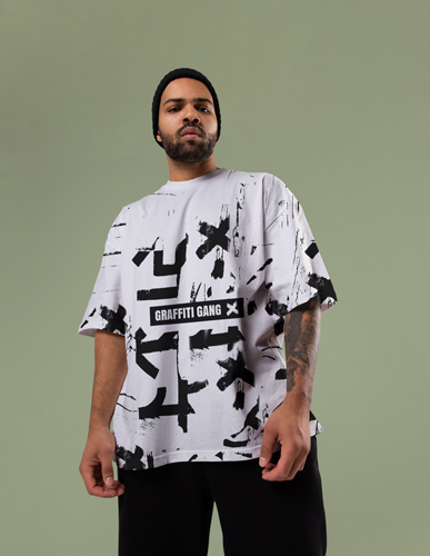 Mann im T-Shirt Niedrigwinkelansicht